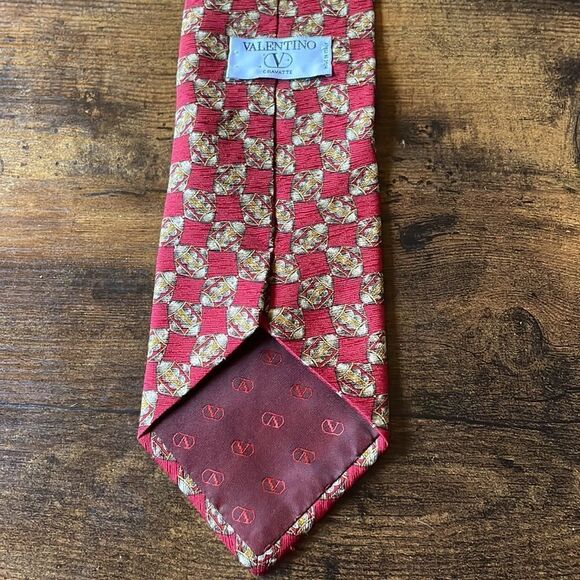 Vintage Valentino Silk Tie in Crimson Made In Italy/ excellent - Picture 2 of 5